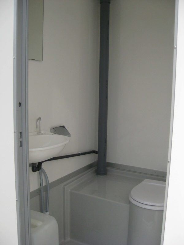 Isolerad toalett med en tankkapacitet på 500 liter.