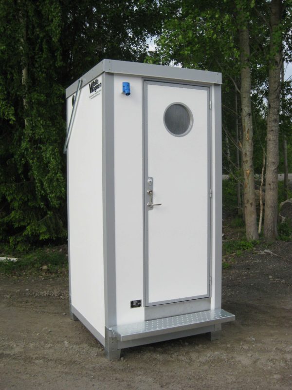 Isolerade toaletter körs på pall lyft och kopplas mot el för värme och belysning.